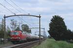 Bei der bekannte Bahnbergang in Hulten wird am 5 Juni 2024 der gaskesselwagenzug nach Sloe mit 193 346 fotografiert.