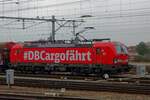 DB Cargo fährt laut 193 338, hier am 27 Augustus 2020 in Venlo. 