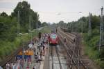 Am Abend des 25.07.2014 streikte 429 028-4 sie war eigentlich als S1 von Rostock Hbf nach Warnemnde unterwegs und kam dann nur bis Rostock-Bramow recht´s steht der Holzzug nach