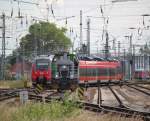 442 851-2 als S3(Warnemnde-Gstrow)bei der Ausfahrt im Rostocker Hbf neben an stand die Rostocker G6(650 114-8).26.06.2015