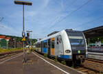 Ein ET 423 der S-Bahn Stuttgart im neuen Redesign auf Abwegen….
Der vierteilige Elektrotriebzug 94 80 0423 511-5 D-DB / 433 511-3 / 433 011-4 / 423 011-6 ein „Kurzzug“ der Baureihe 423 (1. Bauserie) der S-Bahn Stuttgart fährt am 18. Juni 2025, auf Werkstattfahrt, durch den Bahnhof Betzdorf/Sieg in Richtung Siegen. Vermutlich ging es wieder zurück nach Stuttgart.

Die Triebzüge der Baureihe 423/433 sind S-Bahn-Triebzüge, die seit 1998 den Vorgänger DB-Baureihe 420 ablösen. Die Fahrzeuge wurden ursprünglich für die S-Bahn München konzipiert, kommen aber auch bei der S-Bahn Köln, der S-Bahn Stuttgart und der S-Bahn Rhein-Main zum Einsatz. Mit Baureihe 423 werden die beiden angetriebenen Endwagen bezeichnet, während die ebenfalls angetriebenen Mittelwagen in die Baureihe 433 eingeordnet werden. Gebaut wurden die Triebzüge von einem Konsortium bestehend aus Adtranz, Alstom LHB, ABB und Bombardier. Dieser Triebzug wurde 1999 von Alstom LHB in Salzgitter-Watenstedt unter den Fabriknummern 423.0-017, 433.0-017, 433.5-017 und 423.5-017 gebaut.

Die Baureihe wurde in fünf Bauserien gebaut und geliefert:
    1. Bauserie: 423 001 – 423 190
    2. Bauserie: 423 191 – 423 300
    3. Bauserie: 423 301 – 423 371
    4. Bauserie: 423 372 – 423 396
    5. Bauserie: 423 397 – 423 462

Die vierteiligen Triebzüge der Baureihe 423 sind 67,40 Meter lang, sie laufen auf zwei Endtriebdrehgestellen und drei Jakobs-Drehgestellen (2 als Trieb- und in der Mitte ein al Laufdrehgestell. Der Triebzug ist für den S-Bahn-Betrieb konzipiert und besitzt daher kein WC. Als Leichtbaufahrzeug besteht er größtenteils aus Aluminium. Als Antrieb wird hier Drehstromtechnik mit Bremsstromrückspeisung eingesetzt, die Leistung beträgt 2.350 Kilowatt. Die zulässige Höchstgeschwindigkeit des Triebzugs beträgt 140 km/h.

Ein „Kurzzug“ der Baureihe 423 besteht dabei aus vier Wagen:
Endtriebwagen (ETW) 1: 423 001 – 462
Mitteltriebwagen (MTW) 2: 433 001 – 462
Mitteltriebwagen (MTW) 3: 433 501 – 962
Endtriebwagen (ETW) 4: 423 501 – 962

Die Ordnungsnummern der einzelnen Wagen beruhen dabei im Lieferzustand stets auf dem gleichen Schema, die vorderen beiden Wagen haben die gleiche Ordnungsnummer, während die hinteren beiden Wagen die um 500 erhöhte Ordnungsnummer tragen.

Zwei Kurzzüge bilden einen „Vollzug“, drei Kurzzüge bilden einen „Langzug“.

Die Triebzüge werden von acht vierpoligen, wassergekühlten Drehstrom-Asynchron-Fahrmotoren mit einer Gesamtleistung von 2.350 Kilowatt angetrieben. Die beiden Traktionsanlagen der Züge, die über einen gemeinsamen Stromabnehmer mit Energie versorgt werden, sind weitgehend voneinander unabhängig.

Die Züge verfügen über eine Notbremsüberbrückung. Betriebsbremsungen erfolgen über elektrodynamische Bremsen. Von den 16 Bremszylindern der elektropneumatischen Bremse sind sechs mit einem Federspeicher ausgerüstet.

Das mittlere der fünf Drehgestelle ist aus Laufdrehgestell ausgeführt (antriebslos) dieses hat auch keine Bremsen. 

TECHNISCHE DATEN:
Gebaute Einheiten: 462
Spurweite: 1.435 mm (Normalspur)
Achsformel: Bo’(Bo’) (2’) (Bo’) Bo’ (in Klammern Jakobs-Drehgestellen)
Länge über Kupplung: 67.400 mm 
Drehzapfenabstände: 15.140 mm (Endwagen) / 15.460 mm (Mittelwagen)
Achsabstand im End-Drehgestell: 	2.200 mm 
Achsabstand im Jakobs-Drehgestell: 2.700 mm
Treib- und Laufraddurchmesser: 850 mm (neu) / 780 mm (abgenutzt)
Leergewicht: 105,1 t
Höchstgeschwindigkeit: 140 km/h 
Leistung: 8 x 293,75 = 2.350 kW
Beschleunigung: 1,0 m/s²
Bremsverzögerung: 0,9 m/s²
Motorentyp: Drehstrom-Asynchron  vom Typ 	4 WIA 3558 G
Anzahl der Fahrmotoren: 8
Kupplungstyp: Scharfenbergkupplung Typ 10
Sitzplätze: 192
Fußbodenhöhe: 1.025 mm (Einstiegshöhe von 995 mm)