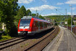 Ein Triebzug der BR 430 / 431 der S-Bahn Stuttgart wohl auf Werkstattfahrt...
Der vierteilige Elektrotriebzug 430 063 / 431 063 / 431 563 / 430 536 der S-Bahn Stuttgart (DB Regio AG - Baden-Württemberg) fährt am 09 Mai 2025 durch den Bahnhof Kirchen/Sieg in Richtung Köln.

Der Triebzug wurde 2012 von Bombardier Transportation GmbH in Hennigsdorf sowie in Aachen unter den Fabriknummern 26620 bis 26623 gebaut, die Abnahme durch die DB Regio AG - Region Baden-Württemberg (S-Bahn Stuttgart) erfolgte jedoch erst im Februar 2014. 

Nach ursprünglichen Planungen der Hersteller sollte die Baureihe 430/431 bis Juni 2012 eine Zulassung erhalten haben. Dieser Zeitplan konnte jedoch nicht eingehalten werden. Die Fahrzeuge der Baureihe 430/431 erhielten am 21. Februar 2013 vom Eisenbahn-Bundesamt wegen Problemen mit der Mehrfachsteuerung zunächst nur eine Zulassung für den Kurzzugbetrieb. Die Zulassung für Voll- und Langzüge erfolgte am 25. März 2013. Seit dem 8. April 2013 erfolgt die Abnahme durch DB Regio vom Hersteller Bombardier.

Der Einsatz der Baureihe 430 in Stuttgart sollte ursprünglich Ende 2012 beginnen und bundesweit der erste sein. Zum Beginn des Verkehrsvertrags am 1. Juni 2013 sollten dann alle 87 bestellten Fahrzeuge zur Verfügung stehen, letztlich war dies erst im Januar 2015 der Fall.
