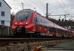 Der vierteilige Bombardier Talent 2 (442 756 / 442 256) und ein weiterer der DB Regio NRW haben am 15.01.2023, als RE 9 - Rhein Sieg Express (RSX) Aachen - Kln - Siegen, den Bahnhof Betzdorf/Sieg