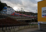 Zwei gekuppelte vierteilige Bombardier Talent 2 (BR 442.2) der DB Regio NRW verlassen am 15.01.2023, als RE 9 - Rhein Sieg Express (RSX) Aachen - Köln - Siegen, den Bahnhof Betzdorf/Sieg und