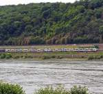 Zwei gekuppelte 460 er Triebzge (Siemens Desiro ML II) der trans regio MittelrheinBahn (MRB 26) fahren am 11.08.2011 auf der linken Rheinseite, gegenber von Unkel, abwrts in Richtung Kln.