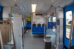 Der Innenraum / Interieur eines Stadler FLIRT³ der WestfalenBahn GmbH (WFB), hier der ET 411 „Lingen (Ems)“ am 01.05.2022 im Bahnhof Emden-Außenhafen.