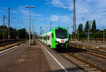 Der für die DB Regio AG – NRW fahrende und für die S-Bahn Rhein-Ruhr eingesetzte fünfteilige Stadler FLIRT 3 XL 3429 024 (94 80 3429 024-7 D-STAP etc.) der ZV VRR Eigenbetrieb Fahrzeuge und Infrastruktur, verlässt am 24 Juni 2025 als S3 nach Hattingen/Ruhr den Hauptbahnhof Oberhausen.

Der Stadler FLIRT ³ XL wurde 2019 von der Stadler Pankow GmbH in Berlin unter den Fabriknummern 42296 bis 42301 gebaut und an den Zweckverband Verkehrsverbund Rhein-Ruhr Eigenbetrieb Fahrzeuge und Infrastruktur geliefert.

Stadler FLIRT 3 XL, fünfteilig, der Baureihe 3429:
Die Fahrzeuge der BR 3429 vom Typ STADLER Flirt 3 XL sind, in der sogenannten XL-Ausführung, mit 106.200 mm um 15,4 m länger als die normalen STADLER Flirt 3 (BR 1429), zudem haben diese 10 Türen pro Fahrzeugseite (anstatt 7). Der FLIRT verfügt über eine hohe Antriebsleistung (2.720 kW) und eine maximale Geschwindigkeit von 160 km/h. Die 5-Teiler haben 296 Sitzplätze der 2. Klasse, sowie 378 Stehplätze. 

Der VRR Auftrag umfasste die Lieferung von 41 Triebzügen des Typs FLIRT. Die Bestellung teilte sich auf in 17 dreiteilige und 24 fünfteilige Fahrzeuge. Beide Fahrzeugvarianten verfügen über längere Wagenkästen, der sogenannten XL-Ausführung (FLIRT 3 XL). Ergänzend wird Stadler auch die Instandhaltung der Fahrzeuge in den kommenden 30 Jahren verantworten. Die Fahrzeuge kommen auf den Strecken des S-Bahn-Netzes Rhein-Ruhr zum Einsatz. Der FLIRT verfügt über eine hohe Antriebsleistung und eine maximale Geschwindigkeit von 160 km/h. Der helle, freundliche Fahrgastbereich ist barrierefrei und bietet dem Betreiber individuelle Gestaltungsmöglichkeiten. Sie verfügen über bequemere Sitze, überwiegend in 4er-Sitzgruppen mit Vis-à-vis-Anordnung, Toiletten sowie Steckdosen zum Aufladen von Smartphones, Tablets oder Rechnern.

Technik:
•	Ausgelegt für die Verbandsfahrt von bis zu 3 Fahrzeugen
•	Automatische Mittelpufferkupplungen (Scharfenberg-Kupplung)
•	Leichtbauweise aus Aluminium
•	Redundante Antriebsausrüstung bestehend aus 2 Antriebssträngen mit je einem  ransformator, IGBT-Stromrichter und 2 Asynchronfahrmotoren
•	Luftgefederte Fahrwerke sorgen für die erforderliche Laufruhe
•	Die Fahrzeuge wurden in zwei unterschiedlichen Designs ausgeliefert (S-Bahn Rhein-Ruhr Design [grün/weß] sowie Regiobahn Design [rot/weiß])

Komfort:
•	Klare Trennung von Mehrzweckbereichen für den Fahrradtransport sowie für die Beförderung von Rollstuhlfahrern
•	12 Fahrradstellplätze
•	2 extrabreite zweiflügelige Schwenkschiebetüren je Wagenkasten
•	Klimatisierter Fahrgastraum und Fahrerraum
•	1 geschlossenes WC-System je EMU3 bzw. 2 geschlossene WC-Systeme je EMU5
•	Einstiegshöhe 780 mm
•	Modernes Fahrgastinformationssystem
•	Passagier-WLAN im ganzen Fahrgastraum

TECHNISCHE DATEN (BR 3427 - Stadler FLIRT 3 XL, fünfteilig):
Spurweite: 1.435 mm (Normalspur)
Achsanordnung: Bo' 2' 2' 2' 2' Bo'
Länge über Kupplung: 106.200 mm
Fahrzeugbreite: 2.820 mm
Fahrzeughöhe: 4.270 mm
Fußbodenhöhe Niederflur: 780 mm
Fußbodenhöhe Hochflur: 1.150 mm
Einstiegsbreite: 1.800 mm je Tür 
Anzahl der Türen je Fahrzeugseite: 10
Sitzplätze: 296 (2. Klasse)
Stehplätze (4 Pers./m²): 378
Dienstgewicht: 
Achsabstand im Drehgestell: 2.700 mm
Lauf- und Triebraddurchmesser: 870 mm (neu)
Höchstgeschwindigkeit: 160 km/h
Max. Leistung am Rad: 2.720 kW
Dauerleistung am Rad: 2.000 kW
Max. Anfahrbeschleunigung: 1,2 m/s²
Kupplung: Scharfenbergkupplung (Schaku) Typ 10

Quellen(Technik): Stadler Rail
