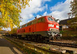   Die 218 485-1 (92 80 1218 485-1 D-AIX) der AIXrail GmbH mit einem mit Altschotter beladenen Flachwagenzug am 04.11.2020 in Herdorf.