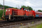 Die 294 718-2 (98 80 3294 718-2 D-DB), eine remotorisierte V 90 der DB Cargo AG drückt am 03 Juni 2024 einen langen Coilzug nun in den Gbf Kreuztal.