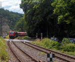 Die 187 123 (91 80 6187 123-5 D-DB) der DB Cargo AG fährt am 16 Juli 2025 mit einem Coilzug (Zug 9921) durch Kirchen (Sieg) in Richtung Siegen.