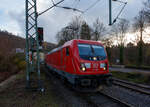 Die 187 186 (91 80 6187 186-2 D-DB) der DB Cargo AG fährt am 20 November 2025 mit einem Coilzug durch Kirchen/Sieg in Richtung Siegen. 

Die Bombardier TRAXX F140 AC3 wurde 2019 von der Bombardier Transportation GmbH in Kassel unter der Fabriknummer 35584 gebaut. Die für 140 km/h konzipierte Lok hat nur die Zulassung für Deutschland.