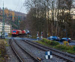 Die 187 186 (91 80 6187 186-2 D-DB) der DB Cargo AG fährt am 20 November 2025 mit einem Coilzug durch Kirchen/Sieg in Richtung Siegen. 

Die Bombardier TRAXX F140 AC3 wurde 2019 von der Bombardier Transportation GmbH in Kassel unter der Fabriknummer 35584 gebaut. Die für 140 km/h konzipierte Lok hat nur die Zulassung für Deutschland.