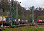 Der Nachschuss zeigt etwas das Bügelfeuer der DB Cargo 152 075-8 (91 80 6152 075-8 D-DB) die am 29.04.2021 mit einem LKV-Zug durch Betzdorf/Sieg in Richtung Köln fährt, aber erstmal im