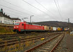 Die 152 018-8 (91 80 6152 018-8 D-DB) der DB Cargo AG fährt am 04.12.2021 mit einem KLV-Zug durch Niederschelden in Richtung Köln.