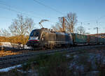 Die MRCE Dispolok ES 64 U2-034 / LZB 182 537-8 (91 80 6182 534-8 D-DISPO) fährt am 11.01.2022 mit einem KLV-Zug durch Rudersdorf (Kr.