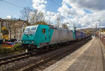 Die 185 609-5 (91 80 6185 609-5 D-ATLU) der Alpha Trains Luxembourg fährt am 07.04.2022 mit einem langen KLV-Zug durch den Bahnhof Kirchen (Sieg) in Richtung Köln.