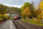 Die 152 143-4 (91 80 6152 143-4 D-DB) der DB Cargo AG fährt am 16 Oktober 2025 mit einem KLV-Zug durch Kirchen/Sieg in Richtung Siegen.