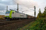   Die Captrain 185 517-0 (91 80 6185 517-0 D-CTD) fährt am 03.11.2016 mit einem Güterzug (mit Drehgestell-Schiebewandwagen der Gattung Habbiins) durch Spich in Richtung Norden.