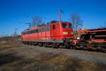 Die an die DB Cargo AG vermietete Railpool 151 058-5 (91 80 6151 058-5 D-Rpool), schiebt den extrem langen gemischten Güterzug der 185 222-7 gezogen wurde, durch Rudersdorf (Kr.