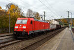 Die 185 352-2 (91 80 6185 352-2 D-DB) der DB Cargo AG fährt am 16 Oktober 2025, mit einem gemischten Güterzug durch den Bahnhof Kirchen/Sieg in Richtung Köln.