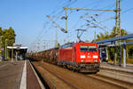   Die DB Cargo 185 275-5 fährt am 18.09.2018 mit einem Kesselwagenzug durch den Hbf  Brandenburg an der Havel in Richtung Westen.