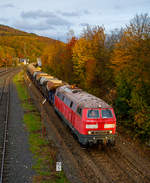   Die 218 485-1 (92 80 1218 485-1 D-AIX) der AIXrail GmbH mit einem Schotterzug (zweiachsige Schttgutwagen der Gattung Fccpps) am 27.10.2020 in Herdorf.