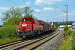   Die 261 051-7 der DB Schenker Rail ist mit einem Übergabe-Güterzug von Dillenburg nach Wetzlar unterwegs, hier am 02.06.2014 an einem Bü (km 151,1) zwischen Aßlar und Wetzlar.