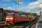 Die 152 022-0 (91 80 6152 022-0 D-DB) der DB Cargo AG fährt am 16.12.2020 mit einen Leerzug von Containertragwagen (u.a.