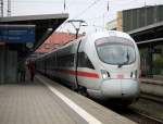 ICE 1715 von Ostseebad Binz nach Mnchen Hbf beim Fahrgastwechsel im Stralsunder Hbf.12.10.2013