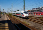 Zwei gekuppelte ICE 3 der BR 406 rauschen am 12 August 2022 durch den Bahnhof Siegburg/Bonn in Richtung Süden. Vorne ist ein NS ICE3.