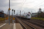 Zwei gekuppelt ICE-T rauschen am 07.12.2022, als ICE 1650 (Dresden Hbf - Wiesbaden Hbf) durch Radebeul Ost. Vorne der fünfteilige ICE T (BR 415) Tz 1505 „Marburg/Lahn“ und hinten der siebenteilige ICE T (BR 411) Tz 1178g „Ostseebad Warnemünde“.

ICE T ist der deutsche Kurvenspezialist, er verfügt über eine spezielle Neigetechnik und wurde 1999 in Betrieb genommen. Er ist mit einer besonderen Technik konzipiert, um auf kurvenreichen Strecken den Wagenkasten ähnlich wie ein Motorradfahrer auf die Seite neigen zu können. Den ICE T gibt es in zwei Varianten: als Fünf- und als Siebenteiler, welche aber miteinander gekuppelt und als Doppelzug gefahren werden können. Die fünfteilige Variante der Baureihe 415 beinhaltet ein Bordbistro und die siebenteilige Variante der Baureihe 411 zusätzlich noch einen Restaurantbereich. Am Anfang und Ende jedes ICE T bietet ein spezielles Abteil, das durch eine Glaswand vom Lokführer getrennt ist, die Möglichkeit diesem über die Schulter zu schauen.

Im Dezember 2013 wurde ein Modernisierungsprogramm für die ICE T-Flotte gestartet. Neben einer neuen Außenlackierung sowie neuen Teppichböden wurden die ICE T-Züge als einige der ersten Züge in Deutschland mit dem europaweiten Zugsicherungssystem ETCS (European Train Control System) ausgestattet. Damit kann die ICE T-Flotte beispielsweise auf der neugebauten Schnellfahrstrecke Halle/Leipzig - Erfurt eingesetzt werden, welche bis zu 50 Minuten Reisezeit einspart (wenn es dann fuktioniert). Zudem fährt der ICE T nach Österreich und ermöglicht so zum Beispiel Direktverbindungen zwischen Frankfurt und Wien.

Zahlen, Daten, Fakten:
Betriebsaufnahme: 1999 
Zugkonzept: Triebwagenzug, Kuppelbare Zugeinheiten 
Zahl der Züge: 70 
Zahl der Wagen pro Halbzug: 5 (BR 415) bzw. 7 (BR 411)
Zuglänge: 133 m bzw. 185 m 
Antrieb: Elektrisch, Unterflur-Antrieb 
Zugelassene Höchstgeschwindigkeit: 230 km/h 
Leistung: 3.000 bzw. 4.000 kW 

Ein fünfteiliger ICE T der BR 415 besteht aus:
• 1. Klasse-Endwagen  Apmzf der BR 415.0 als Wagen 28 oder 38
• Bordbistro/2. Klasse-Wagen BRpmz der BR 415.1 als Wagen 27 oder 37
• 2. Klasse-Wagen Bpmz der BR 415.7 als Wagen 23 oder 33
• 2. Klasse-Wagen Bpmbz der BR 415.6 als Wagen 22 oder 32
• 2. Klasse-Endwagen Bpmzf der 415.5 als Wagen 21 oder 31
