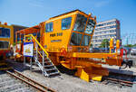 Die Plasser & Theurer PBR 500 ein Schmalspur Schotterpflug (Schotterverteil- und Planiermaschine), für die KTM Berhad (Malaysia), auf der Internationale Ausstellung Fahrwegtechnik iaf 2017 in Münster präsentiert, hier am 01.06.2017.

Die meterspurige Schotterverteil- und Planiermaschine wurde 2017 von Plasser & Theurer Ibérica, S.A.U. Yuncler (bei Toledo) in Spanien unter der Maschinen Nr. 6661 für KTM Berhad in Malaysia gebaut. Vor der Lieferung wurde sie auf der iaf 2017 in Münster präsentiert.

Die KTMB (Keretapi Tanah Melayu Berhad), wörtlich übersetzt „Bahngesellschaft der Malaiischen Staaten“, sie ist die größte Eisenbahngesellschaft Malaysias. Ihr Netz umfasst die meterspurigen Strecken der malaiischen Halbinsel. Das Bahnsystem wurde 1885 von der Kolonialmacht Großbritannien aufgebaut und von Malaysia nach dessen Unabhängigkeit übernommen. Das Schienennetz ist heute größtenteils überaltert und die Streckengeschwindigkeiten sind entsprechend gering. 

Beim PBR 500 von Plasser & Theurer handelt es sich um einen Schotterpflug, der für den Einsatz in Malaysia erstmals für die Spurweite 1.000 mm ausgeführt wurde. Die Maschine ist mit einem längsverschiebbaren Stirnpflug für die Bearbeitung der Bettungskrone, einem dreiteiligen, hydraulisch verstellbaren Flankenpflug, einer Kehranlage mit Förderband und rotierenden Kleineisenbürsten ausgestattet. Ein weiteres besonderes Ausstattungsmerkmal für Maschinen dieser Größenordnung ist der gerade durchgehende Maschinenrahmen mit gefederten Mittelpufferkupplungen an beiden Enden. Durch diese ist es möglich, die PBR 500 in einen Zugverband einzugliedern und so Überstellfahrten mit einer maximalen Geschwindigkeit von 80 km/h durchzuführen.

TECHNISCHE DATEN der  PBR 500:
Hersteller:  Plasser & Theurer Ibérica, S.A.U.
Baujahr:  2017
Spurweite: 1.000 mm (Meterspur)
Achsfolge: B
Eigengewicht: 27.000 kg
Länge über Puffer: 13.450 mm
Achsabstand: 6.000 mm
Leistung: 200  kW
Höchstgeschwindigkeit:  80 km/h (Eigenfahrt/geschleppt)
Kleinster befahrbarer Gleisbogen: R = 80m
Die Plasser & Theurer PBR 500 ein Schmalspur Schotterpflug (Schotterverteil- und Planiermaschine), für die KTM Berhad (Malaysia), auf der Internationale Ausstellung Fahrwegtechnik iaf 2017 in Münster präsentiert, hier am 01.06.2017.

Die meterspurige Schotterverteil- und Planiermaschine wurde 2017 von Plasser & Theurer Ibérica, S.A.U. Yuncler (bei Toledo) in Spanien unter der Maschinen Nr. 6661 für KTM Berhad in Malaysia gebaut. Vor der Lieferung wurde sie auf der iaf 2017 in Münster präsentiert.

Die KTMB (Keretapi Tanah Melayu Berhad), wörtlich übersetzt „Bahngesellschaft der Malaiischen Staaten“, sie ist die größte Eisenbahngesellschaft Malaysias. Ihr Netz umfasst die meterspurigen Strecken der malaiischen Halbinsel. Das Bahnsystem wurde 1885 von der Kolonialmacht Großbritannien aufgebaut und von Malaysia nach dessen Unabhängigkeit übernommen. Das Schienennetz ist heute größtenteils überaltert und die Streckengeschwindigkeiten sind entsprechend gering. 

Beim PBR 500 von Plasser & Theurer handelt es sich um einen Schotterpflug, der für den Einsatz in Malaysia erstmals für die Spurweite 1.000 mm ausgeführt wurde. Die Maschine ist mit einem längsverschiebbaren Stirnpflug für die Bearbeitung der Bettungskrone, einem dreiteiligen, hydraulisch verstellbaren Flankenpflug, einer Kehranlage mit Förderband und rotierenden Kleineisenbürsten ausgestattet. Ein weiteres besonderes Ausstattungsmerkmal für Maschinen dieser Größenordnung ist der gerade durchgehende Maschinenrahmen mit gefederten Mittelpufferkupplungen an beiden Enden. Durch diese ist es möglich, die PBR 500 in einen Zugverband einzugliedern und so Überstellfahrten mit einer maximalen Geschwindigkeit von 80 km/h durchzuführen.

TECHNISCHE DATEN der  PBR 500:
Hersteller:  Plasser & Theurer Ibérica, S.A.U.
Baujahr:  2017
Spurweite: 1.000 mm (Meterspur)
Achsfolge: B
Eigengewicht: 27.000 kg
Länge über Puffer: 13.450 mm
Achsabstand: 6.000 mm
Leistung: 200  kW
Höchstgeschwindigkeit:  80 km/h (Eigenfahrt/geschleppt)
Kleinster befahrbarer Gleisbogen: R = 80m