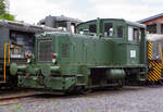 Die Deutz 57513 - eine DEUTZ  KS 230 B Diesellokomotive ehemals der Bundeswehr, am 18 Mai 2014 ausgestellt beim Erlebnisbahnhof Westerwald der Westerwälder Eisenbahnfreunde 44 508 e. V. hier war Museumstag. Die Lok ist Eigentum vom Militärhistorisches Museum Dresden und eine Leihgabe an die Eisenbahnfreunde. In der Lokstatuon Westerburg findet man eine einzigartige Spezialsammlung von Schienenfahrzeugen der Bundeswehr.

Die Lok wurde 1962 bei Deutz unter der Fabriknummer 57513 gebaut und an die BW (Fliegerhorstgruppe Erding) ausgeliefert, 2007 wurde sie außer Dienst gestellt.

Die Lokomotive KS 230 B ist die Weiterentwicklung der A12L 614 R und kam Anfang der Sechziger Jahre auf den Markt. Die erste Maschine wurde am 28. Februar 1962 ausgeliefert.
Die DEUTZ-Diesellok KS 230 B (A12L 714A) ist eine zweiachsige Rangiermaschine mit hydraulischer Kraftübertragung und Stangenantrieb. Als Antriebsmotor wird der luftgekühlte DEUTZ-Vielstoffmotor A12L 714 A mit einer Leistung von 230 PS verwandt. Die Motorleistung wird über eine Gummi-Dämpfungskupplung und Gelenkwelle auf das VOITH-Getriebe L 33 yUb übertragen. Von hier aus wird die Antriebskraft über das angeflanschte Wendegetriebe auf die zwischen den Achsen liegende Blindwelle weitergeleitet, die über Kurbeln, Treib- und Kuppelstangen beide Radsätze antreibt. Die Lokomotive hat ein Dienstgewicht von etwa 28 Tonnen und erreicht bei einer Zugkraft von 7000 kg auf gerader horizontaler Strecke eine Maximalgeschwindigkeit von 30 km/h. Der Kraftstoffverbrauch beträgt bei 50 % Durchschnittsbelastung um die 22 Kilogramm Dieseltreibstoff pro Stunde.

Am 19. Dezember 1961 wurde zwischen dem Bundesamt für Wehrtechnik und Beschaffung und der KHD AG, Köln-Deutz, der Hauptvertrag über die Lieferung von 21 Lokomotiven geschlossen. Diese Fahrzeuge waren für den Einsatz in Liegenschaften der Luftwaffe und Marine bestimmt. Sie erhielten die Versorgungsartikel-Bezeichnung:  Lokomotive, Vielstoff, 1.435 mm Spurbreite, 200 PS  und wurden der Versorgungsnummer 2210-12-137-0042 zugeordnet.
Die Inbetriebsetzung der Maschinen bedeutete allerdings nicht für alle Fahrzeuge auch gleichzeitig den geplanten Einsatz. Viele bürokratische Hemmnisse, fehlende Infrastruktur und Betriebskostenrechnungen aus unterschiedlichster Betrachtungsweise führten dazu, dass Ende 1963 nur acht der Loks im planmäßigen Einsatz waren. Die übrigen dreizehn Loks standen unbenutzt an den einzelnen Standorten abgestellt. Mangelnde Erfahrung, nicht erfolgte Wartungen und mangelhafte Unterbringung der Fahrzeuge führten naturgemäß zu Störungen bei den nachfolgenden Inbetriebnahmen.

Der Ersatzteilservice, anstehende Reparaturen, sowie Frist- und Hauptuntersuchungen, wurden bis zur Einstellung der Lokomotivproduktion bei KHD Köln-Deutz, vom Lieferanten im Einzelauftragsverfahren vorgenommen.
Ab 1972 übernahm die Firma Henschel & Sohn, Kassel die Wartung und Instandsetzung von Deutz - Lokomotiven.
Das Bundesamt für Wehrtechnik und Beschaffung strebte allerdings zur Kostenreduzierung den Abschluss eines Instandhaltungs - Rahmenvertrages für alle Lokomotiven der Bundeswehr an. Es galt eine Werkstatt zu finden, die über das notwendige Know-How verfügte, um alle Arbeiten über die gesamte Palette der Bundeswehr - Lokomotiven fachgerecht auszuführen. In Moers wurde man fündig und so wurde wurde am 09. Juli 1975 ein Vertrag zwischen der Firma MaK Kiel, Reparaturwerk Moers und dem BwB Koblenz geschlossen, der den gesamten Bestand von damals 50 regelspurigen Lokomotiven umfasste.
Quelle: http://www.bundeswehrloks.de/

Technische Daten:
Typ:  KS 230 B
Spurweite: 1.435 mm (Normalspur)
Länge über Puffer:   7.310 mm
Achsanzahl:  zwei (B-dh)
Motor:  KHD luftgekühlter 12-Zylinder-V- Vielstoffmotor A12L 714 A
Hubraum: 19,0 l
Leistung: 170 kW (230 PS) bei 2000 U/min
Getriebe: Voith L 33 yUb
Antriebübertragung: s.o.
Dienstgewicht:  28 t
Höchstgeschwindigkeit: 32 km/h
Raddurchmesser  850 mm
Anfahrzugkraft  9000 kg / 90 kN
Bremse:  Knorr Druckluftbremse
