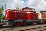 
Ein Blick über den Zaun der Eisenbahnfreunde Wetterau e.V. in Bad Nauheim am 20.08.2014, hier steht die EFW 5 eine MaK 450 C. Aber fahren kann sie so nicht, ihr fehlen offensichtlich die Blindwelle und die Kuppelstangen.

Die Lok wurde 1964 bei der Maschinenbaufabrik Kiel (MaK) unter der Fabriknummer 400056 gebaut und an Rheinstahl Bergbau AG für die Zeche Brassert als Marl-Brassert Nr. 2 geliefert. Ab 1970 Rheinstahl Bergbau AG in die RAG (Ruhrkohle AG), bis 1978 hat die Lok zwei weitere Zechen als Stationen und drei Umzeichnungen (V 449, V 713 und V 656) bis sie dann 1978 über einen Händler an ELEKTROMARK Kommunales Elektrizitätswerk Mark AG nach Hagen-Herdecke als Nr. 1 geht. Ab 1999 war sie bei der Schleifkottenbahn GmbH in Halver, bis sie 2007 zur EFW (Eisenbahnfreunde Wetterau e.V. in Bad Nauheim) kam.

Von dieser dreiachsigen Diesellokomotive mit Stangenantrieb vom Typ MaK 450 C wurden zwischen 1961 bis 1967 insgesamt 24 Exemplare von MaK gebaut. Die Lokomotive war für mittelschweren Rangier- und leichten Nebenstreckendienst konzipiert und wurde bei Industrie- und Hafenbahnen eingesetzt.

Im Deutschen Fahrzeugeinstellungsregister wurde für diese Bauart die Baureihennummer 98 80 3264 vergeben.

Die Maschinenbaufabrik Kiel hatte nach dem zweiten Weltkrieg einen großen Erfolg mit ihren Diesellokomotiven  von der Stange . Bemerkenswert dabei war, dass schon relativ früh die Lokomotiven nach einen Baukastenprinzip gebaut worden sind, was zum einen kostengünstig ist, zum anderen dem Kunden eine Vielzahl an Varianten anbot. So waren die Stangendieselloks aus Kiel ein Verkaufsschlager und bei vielen Werks- und Privatbahnen anzutreffen.

Die MaK 450 C ist eine Weiterentwicklung der MaK 400 C mit stärkerer Motorisierung (eigentlich nur der stärkere Motor). Angetrieben wird sie von einem langsam laufenden MaK Schiffsdieselmotor mit 6 Zylindern in Reihenbauform vom Typ MaK MS 301 F, mit 450 PS (331 kW) bei 750/min Leistung. Die Lok verfügt über einen dieselhydraulischen Antrieb mit einem Voith-Getriebe Typ L 37 Ub. Eine Blindwelle überträgt die Antriebskraft über Kuppelstangen auf die drei Achsen. Die Lokomotiven erreichen bei einem Dienstgewicht von 45 t eine Höchstgeschwindigkeit von 62 km/h. Der Tankinhalt beträgt 970 Liter.

Technische Daten
Spurweite:  1.435 mm
Achsfolge:  C
Länge über Puffer:  9.200 mm  
größte Breite: 2.930 mm
größte Höhe über Schienenoberkante:  3.871 mm
Raddurchmesser neu:  1.100 mm
kleinster befahrbarer Gleisbogen  75 m
Dienstgewicht: 45 t
Kraftstoffvorrat:  970 l
 Motor:  MaK  MS 301 F
Leistung:  450 PS (331 kW)
Drehzahl:  750 1/min
Getriebe:  Voith, Typ  L 37 Ub
Höchstgeschwindigkeit: ca. 60 km/h