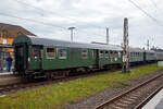 Der 2.Klasse Halbgepäckwagen mit Schwanenhals-Drehgestellen (vierachsige Umbauwagen), 75 80 82-11 003-5 D-MEH der Museumseisenbahn Hamm, am 29.04.2018 im Zugverband im Hbf Wittlich, beim