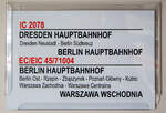 Zuglaufschild des IC 2078 von Dresden Hbf - Berlin Hbf und dann weiter als „Berlin-Warszawa-Express“ EC 45 (DB) / EIC 71004 (PKPIC) von Berlin über Poznań Główny (Posen) nach Warszawa Wschodnia (Warschau Ost), hier am 24. Juni 2017 im Hbf Berlin.