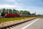 Die 101 004-0  (91 80 6101 004-0 D-DB) der DB Fernverkehr AG rauscht am 16.05.2022, mit dem IC 2212 (Koblenz Hbf - Hamburg - Rostock - Ostseebad Binz) durch den Bahnhof Bad Kleinen.