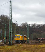 Das Gleisarbeitsfahrzeug „Hummel“ 746 014 (99 80 9110 014-4 D-DB), ein neues Plasser & Theurer GAF (MISS-Plattform) der DB Netz AG (Netz Instandhaltung) verlsst am 18.01.2022 den Rbf