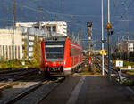 Der Dieseltriebwagen mit Neigetechnik 612 481 / 612 981, ein Bombardier  RegioSwinger  der DB Regio Bayern, verlsst am 24.11.2022, als RE 40 nach Nrnberg Hbf, den Hauptbahnhof Regensburg.