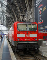 Die 143 803 (91 80 6143 803-5 D-DB) der DB Regio, ex DR 243 803-4 steht am 18.05.2018 mit dem RB 22 „Main-Lahn-Bahn“ nach Limburg an der Lahn im Hbf Frankfurt am Main zu Abfahrt bereit.