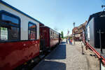 Die MBB 99 2322-8 der Mecklenburgischen Bderbahn Molli erreicht am 15 Mai 2022 Tender voraus, mit dem MBB Dampfzug, nun den Zielbahnhof Khlungsborn-West.