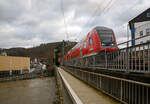 Steuerwagen voraus berquert der RE 9 rsx - Rhein-Sieg-Express (Siegen– Kln - Aachen) am 15.01.2023, die Siegbrcke und erreicht den Bahnhof Betzdorf (Sieg), Schublok war die 146 004-7 (91 80