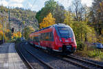 Zwei gekuppelten vierteiligen Bombardier Talent 2 – 442 758 / 258 und 442 755 / 255 verlassen am 22 Oktober 2024, als RE 9 - Rhein Sieg Express (RSX)  Siegen – Köln - Aachen – Köln, den Bahnhof Kirchen/Sieg und fahren weiter in Richtung Köln.