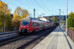 Zwei gekuppelten vierteiligen Bombardier Talent 2 – 442 758 / 258 und 442 755 / 255 verlassen am 22 Oktober 2024, als RE 9 - Rhein Sieg Express (RSX)  Siegen – Köln - Aachen – Köln, den Bahnhof Kirchen/Sieg und fahren weiter in Richtung Köln.