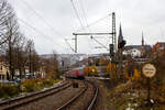 Der RE 9 (rsx - Rhein-Sieg-Express) Aachen - Kln - Siegen hat, gezogen von der 146 004-7 der DB Regio NRW, am 22 November 2024 den Bahnhof Kirchen/Sieg erreicht. Ich stehe beim Bahnbergang B km 120, 915 an der Siegstrecke, direkt vor dem Bahnhof.