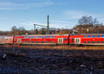 Der wweite Klasse klimatisierter Doppelstock-Reisezugwagen (Hocheinstiegs-Dosto) D-DB 50 80 26-75 137-2, der Gattung DBpza 753.5, vom rsx - Rhein-Sieg-Express der DB Regio NRW (Aachen), eingereiht im Zugverband bei der Zugdurchfahrt am 26 Dezember 2024 in Scheuerfeld/Sieg

Der Wagen wurde 2002 von Bombardier in Görlitz (ex DWA - Deutsche Waggonbau AG gebaut.

TECHNISCHE DATEN:
Gattung/Bauart: DBpza 753.5,
Spurweite: 1.435 mm
Anzahl der Achsen: 4
Länge über Puffer: 26.800 mm
Wagenkastenlänge: 26 400 mm
Wagenkastenbreite: 2.784 mm
Höhe über Schienenoberkante: 4.631 mm
Drehzapfenabstand: 20.000 mm
Achsstand im Drehgestell: 2 500 mm
Drehgestellbauart: Görlitz VIII
Leergewicht: 48 t
Höchstgeschwindigkeit: 160 km/h
Sitzplätze: 139 in der 2. Klasse
Toiletten: 1, geschlossenes System
Einstieg: Hoch
Bremse: KE-R-A-Mg (D)
Bemerkung : 1 Mehrzweckabteil; eingeschränkt dieselloktauglich
Heizung: Klimaes 