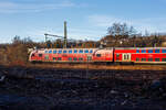 Der klimatisierte Doppelstock-Steuerwagen der zweiten Wagenklasse (DoSto-Steuerwagen) D-DB 50 80 86-75 050-4, der Gattung/Bauart DBpbzfa 763.8, eingereiht im Zugverband (führendender Wagen) des rsx - Rhein-Sieg-Express RE 9 der DB Regio NRW, am 26 Dezember 2024 bei der Zugdurchfahrt in Scheuerfeld/Sieg

Der Steuerwagen wurde 2000 von der DWA Deutsche Waggonbau AG im Werk Görlitz (ex Waggonbau Görlitz, heute Bombardier) gebaut und in der Gattung/Bauart DBpbzfa 763.6, an die DB Regio NRW für den RE 9 – rsx, geliefert. Die ab 1999 neu beschafften Steuerwagen sind mit einem vergrößerten behindertengerechtem WC ausgestattet, welches die Bauart DBpbzfa 763.6 charakterisiert. Im Oktober 2016 erfolgte im AW Wittenberge der Umbau, wobei der Wagen mit einem zweiten Mehrzweckbereich nachgerüstet und in damit in die Bauart DBpbzfa 763.8 umgezeichnet wurde. Der Steuerwagen hat die Einstiege tief, so können mobilitätseingeschränkte Fahrgäste auch an niedrigen Bahnsteigen barrierefrei ein- und aussteigen

TECHNISCHE DATEN:
Hersteller: DWA Deutsche Waggonbau AG, Werk Görlitz (heute Bombardier)
Umbau bei: AW Wittenberge (2013 bis 2016)
Spurweite: 1.435 mm
Länge über Puffer: 27.270 mm
Wagenkastenlänge: 26.660 mm
Wagenkastenbreite: 2.784 mm
Höhe über Schienenoberkante: 4.631 mm
Drehzapfenabstand: 20.000 mm
Achsstand im Drehgestell: 2.500 mm
Drehgestell Bauart: Görlitz VIII
Leergewicht: 53 t
Höchstgeschwindigkeit: 160 km/h
Heizungsbauart: Klimaes
Bremsbauart: KE-PR-A-Mg-mZ (D)
Sitzplätze: 85 in der 2. Klasse
Toiletten: 1, behindertengerecht, geschlossenes System
Bemerkungen: 2 Mehrzweckabteile, 1 Dienstraum, eingeschränkt dieselloktauglich
Umgebaut aus: DBpbzfa 763.6 