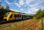 Der  VT 502 (95 80 1648 102-9 D-HEB / 95 80 1648 602-8 D-HEB) ein Alstom Coradia LINT 41 der neuen Generation der HLB (Hessische Landesbahn GmbH) erreicht am 12.07.2023 bald den Bahnhof Herdorf.