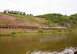   Whrend die 189 035-9 und 189 040-9 der DB Cargo Deutschland AG einen 5.500 Tonnen schweren Erzzug am 28.04.2018 auf dem Pndericher Hangviadukt in Richtung Trier, mit dem Endziel Dillinger Htte