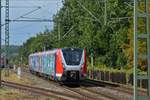 Triebzug der Hamburger S-Bahn 490 603 kommend aus Richtung Stade durchfhrt den Bahnhof von Buxtehude in Richtung Hamburg-Haarburg.